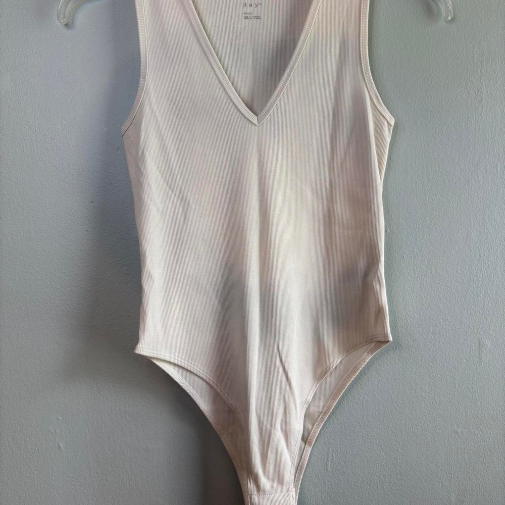 A New Day Ribbed V Neck Bodysuit Cream White Sleeveless Size Small NWT